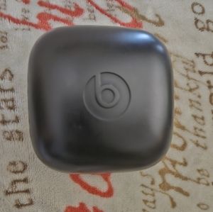 Pro Beats charging case in mint condition cones w/ Apple changing cord and plug